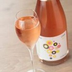 ~D.O.カヴァ(ペネデス)~ ぶどう品種:ガルナッチャ。ガルナッチャ100%の淡いピンクが優しい印象を誘うロゼ。適度なボディとエレガント感が魅力。