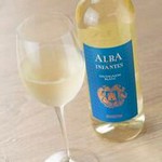 ~D.O.ヴァルデペニャス~ぶどう品種:ソーヴィニヨンブラン。輝きを持つ淡黄色。ハチミツやピーチ、白い花といった若々しい果実味を彷彿とさせる香りが特徴。フレッシュな味わいが広がる辛口白ワイン。