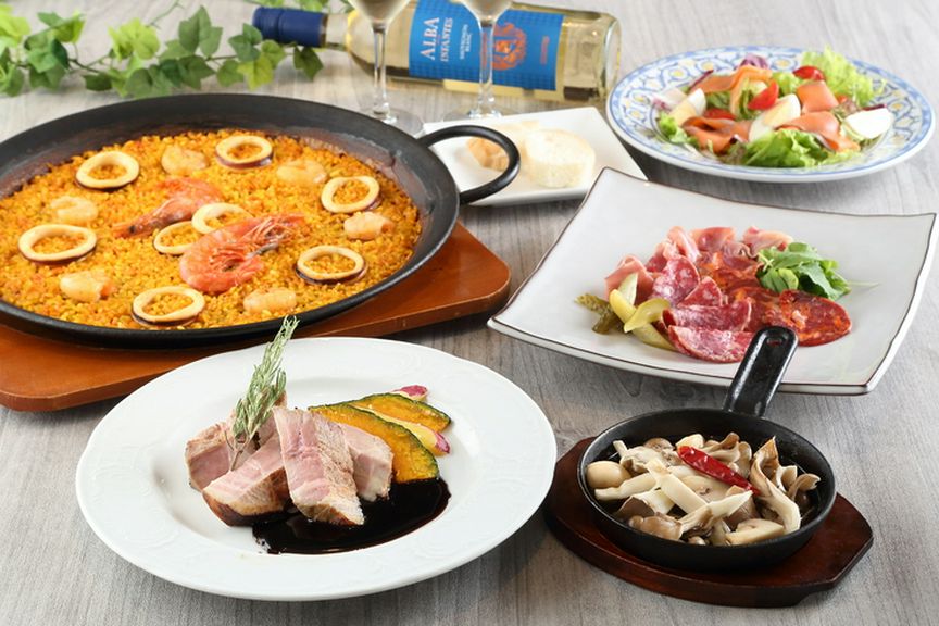 世界チャンプが手掛けたパエリアなどスペイン料理をお楽しみ頂けます。
前日までの要予約コースとなります