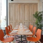 お客様からの数多くのお問い合わせに、お答えするため半個室をご用意しました。