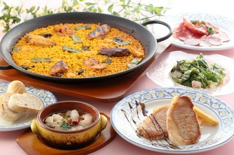 世界チャンピオン監修パエリアやメインにスペイン産ガリシア栗豚のグリルステーキを盛り込んだ一押しコース