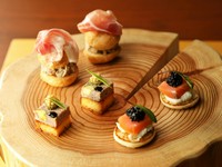 食前酒に合うように、一口で味わえることをテーマとした日替わりの『アミューズブーシュ』。ファーストインパクトを五感で楽しめるよう、見た目と味のバランスを意識しています。