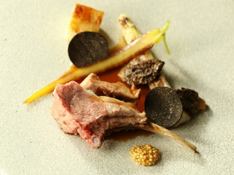 季節感豊かな『氷見鰤のミキュイ　柚子の香りで　蕪と春菊　万願寺トウガラシのコンディメント』