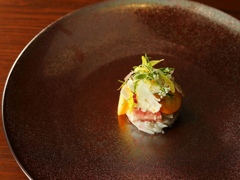 新鮮野菜と柑橘が、蟹の魅力を引き出す『ズワイ蟹　グラニースミス　様々なカリフラワーをあしらって』