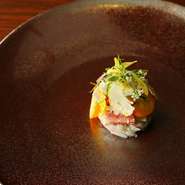 本ズワイ蟹を蟹味噌、柑橘のビネガーで味付けし、カリフラワーのムースと共にサラダ仕立てにアレンジ。中に入れている雲丹とカラスミでコクを出しながらも、金柑が加わることでさっぱりといただけます。