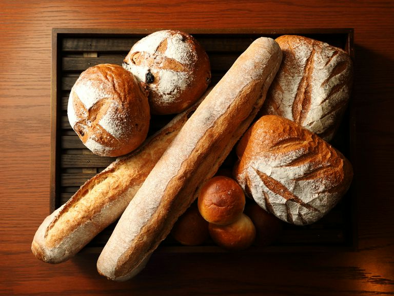 天然酵母を使用したバゲットなど、毎日焼き上げるパンも魅力
