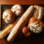 天然酵母を使用したバゲットなど、毎日焼き上げるパンも魅力