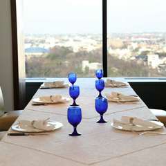 美しい景色と共に料理を堪能できるラグジュアリーな空間