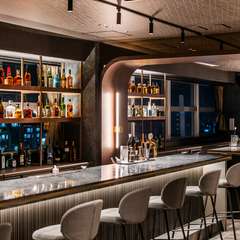 バー併設。カウンターやソファ席完備。