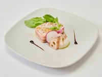 能登豚を使ってじっくり焼き上げたパテです。
石川県産のリーフを添えて。
