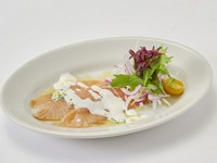 時間をかけてゆっくり燻したスモークサーモンです。
濃厚なヨーグルトで作ったソースを添えて