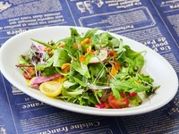 瑞々しい地元産リーフと独特の苦み・シャキシャキ食感野菜を組み合わせたシンプルなサラダ。
