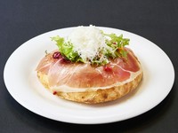 ピザ生地を気泡をつぶさずに丸く焼き上げました。ドームを割ってサラダと生ハムを合わせてお召し上がり下さい。
