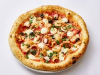 いろんな魚介類をメインに、香草風味のトマトソースで仕上げる