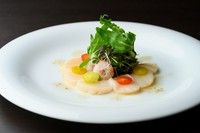 ホタテと甘エビを贅沢にあしらった、華やかな前菜。ゆずの爽やかな香りが広がる自家製ドレッシングが、海鮮の濃厚な甘みと旨みを引き立てます。カラフルトマトとマイクロリーフを添えた、目にも美味しい一品です。
