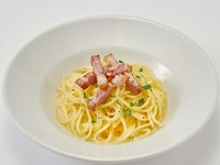 能登豚ベーコンとペコリーノロマーノチーズを使用して
軽いフワフワした食感に仕上げた一皿

