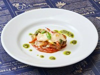 鶏もも肉を生ハムで包み、ピッツァオーブンで焼き上げる。
香草パン粉の食感と共に
