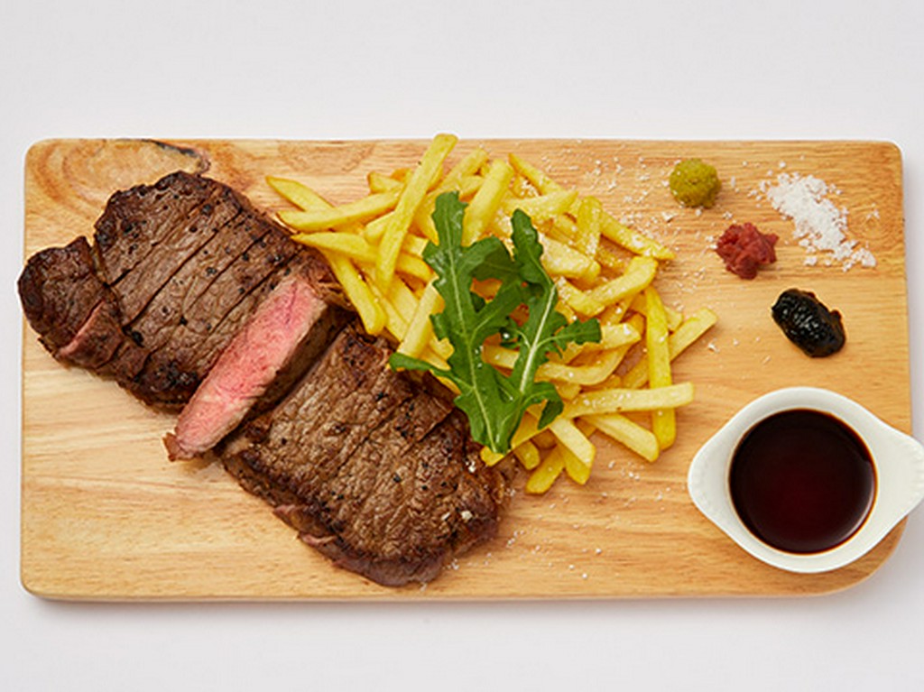 豪州産牛ロースの炭火オイル焼き　17CLUBコンディメント添え