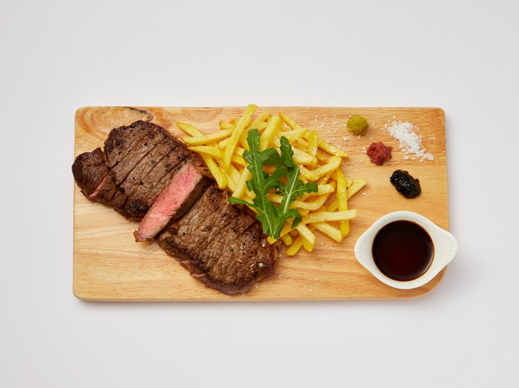 豪州産牛ロースの炭火オイル焼き　17CLUBコンディメント添え