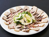 能登豚肩ロース肉にハーブの香りを纏わせて網焼きにする。
たっぷりサラダとチーズを添えて
