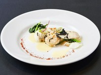 和の技法を用い、塩麹で旨味を引き出した能登ふぐと
帆立貝柱を彩の冬野菜と調和させる
