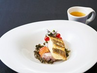 真鯛ローストに複雑に重ね合う魚介の旨味をスープ仕立てに、
古代米の焼きおにぎりを添えた、イタリアン茶漬け風味に
