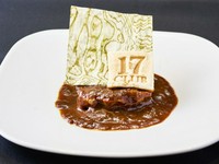 昆布だしを使用し、牛バラ肉を煮込む