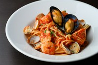 ムール貝、あさり、小エビ、アカイカなど、海の幸の旨みを凝縮させた特製のトマトソースパスタ。魚介の出汁が絡んだスパゲッティは、一口ごとに深い味わいが広がります。魚介好きにはたまらない王道パスタです。