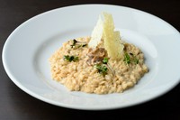 石川県産のお米「ひゃくまん穀」の粒感を活かした濃厚リゾット。きのこの王様・ポルチーニ茸の上品で芳醇な香りと濃密な生クリームが贅沢に絡み合います。チーズせんべいの食感と一緒にお召し上がりください。