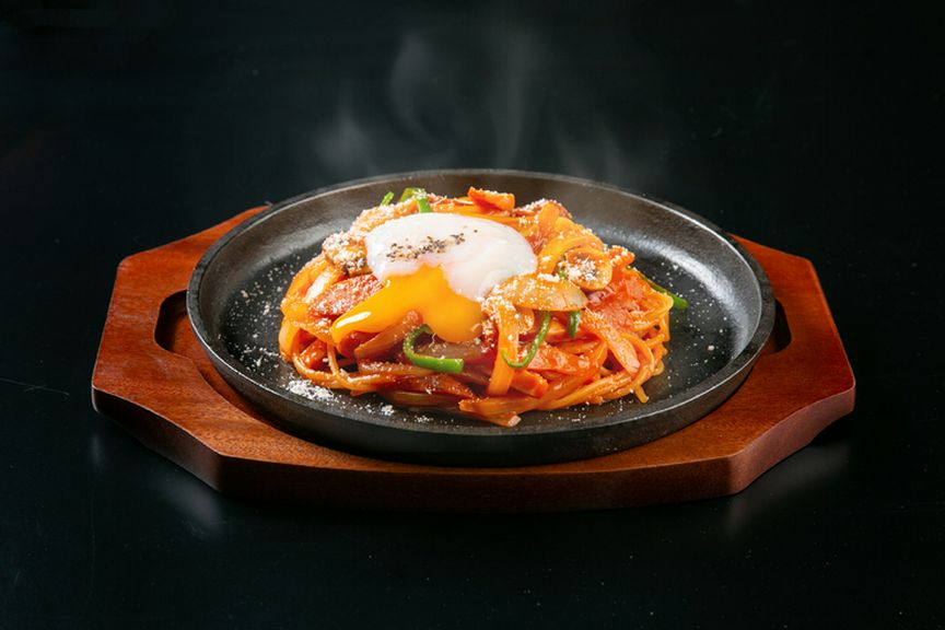 COO特製!!鉄板焼きナポリタン〜温玉添え〜