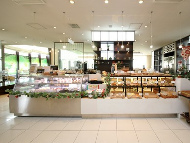 人気のパティスリーも併設
