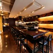 料理を待つ時間も楽しい、オープンキッチンのカウンター。ジュワ～、パチパチ…という揚げ油の音や香りを感じながら『とんかつ』を迎え入れる準備ができます。ごまかしがきかない、料理人の心意気も感じます。