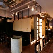 広めのカウンター席や6名がけのテーブル席で、肩ひじ張らずに美味しい『とんかつ』を味わえます。ソファー席もあるので、お子さま連れでも安心。『カレー』や『エビフライ』、『フライドポテト』もあります。