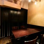 店内には個室も完備。周囲を気にせず、ゆっくり食事を楽しめます。家族で、会食で、女子会で、どんなシーンにもしっくりくる落ち着いた空間です。酒肴も充実しているので、仕事帰りの飲み会にもおすすめです。