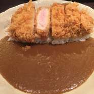 ホテル仕込みのカレーをカツに合うようにアレンジを加えた一皿。
カツも上ロースでご用意して贅沢かつ満足頂ける一品です！