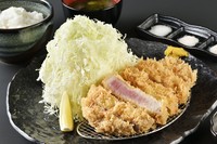 ロゼ色の“最高”の状態で仕上げる、熱々肉厚な『極上ロース』