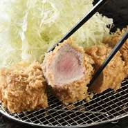 とてもきめ細かく柔らかな棒ヒレを使用。SPF豚ならではの甘みと旨みがバランスよく馴染んだ“極上ヒレ”のとんかつです。仕込みで丁寧に余分な脂を落とし、さっぱりとしていながら肉汁が多いのが特徴です。