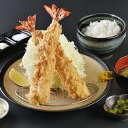 ソースや3種の塩（アンデス産の紅塩、フランス産岩塩、長崎産の焼藻塩）で召し上がれ。エビフライ単品：一尾1200円