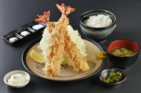 ソースや3種の塩（アンデス産の紅塩、フランス産岩塩、長崎産の焼藻塩）で召し上がれ。エビフライ単品：一尾1200円