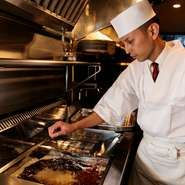 とんかつにうるさい通にこそ味わってほしい“本物のとんかつ”。とんかつ一筋の職人・関氏による、五感を研ぎ澄ましてつくり揚げられる『とんかつ』は一度食べれば他のものを食べられなくなるかもしれません。