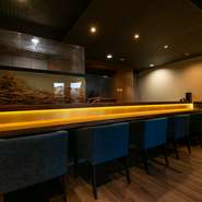 「何度も訪れたくなる上質な落ち着いた空間」をテーマにした、シックでモダンな雰囲気の店内。カウンターの板前では、料理姿を目の当たりにしながら、ゆったり美酒佳肴を愉しめます。仕事や接待にも最適です。