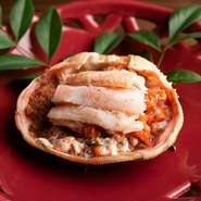 食材は浜坂港で水揚げされたもののみ使用。「本物の美味しさで幸せなひと時を過ごしてほしい」という本店の主人の思いは、箕面にも届けられます。とびきりの食材の旨みを最大限に引き出す料理人の腕をご堪能あれ。