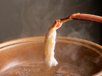 浜坂港直送！プリッとした甘い身をつるりと堪能する、活かにの『しゃぶしゃぶ』