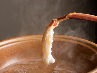 浜坂港直送！プリッとした甘い身をつるりと堪能する、活かにの『しゃぶしゃぶ』