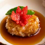 食材本来の旨みを最大限に引き出した板長渾身の一品。たとえば蓮根は、食感を残しつつ饅頭にとちもちをコロコロと入れ、楽しい食感に仕上げています。
コース内容の一部です。季節により饅頭の中身が変わります。