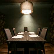 木のぬくもりを感じる落ち着いた空間は、おめでたい席の会食にも最適。両家顔合わせや結納はもちろん、長寿の御祝いなどにも最適です。人生の節目を彩る海の幸のコースで、家族の絆を深められそうです。