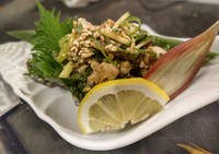 新鮮な貝を使った「なめろう」です。

刻んだ胡瓜や大葉、茗荷、葱に
貝と味噌を加えて混ぜ合わせたら完成♪
日本酒にめっちゃ合いますよ‼