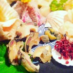 新鮮な貝と魚のお造りと、
大将自慢の熟成魚も入る事もある、
盛り合わせとなります。

大皿でボリューム満点‼
貝も魚も食べたい方にはピッタリですよ♪

☆二人前よりご注文となります。