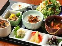 その日の体調や気分で選べるお粥5種類から1種類お選びいただけます。
お粥はお代わり自由!
・薬膳粥1種
・自家製豆腐
・野菜蒸物
・海藻と野菜の酢の物
・手作りおかず2種
・具だくさんの汁物
・薬膳茶