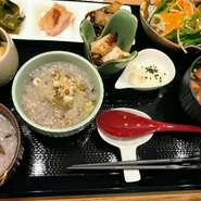 その日の体調や気分で選べるお粥5種類から2種類お選びいただけます。
お粥はお代わり自由！

・薬膳粥2種
・自家製豆腐
・野菜蒸物
・海藻と野菜の酢の物
・手作りおかず2種
・具だくさんの汁物
・薬膳茶
・デザート